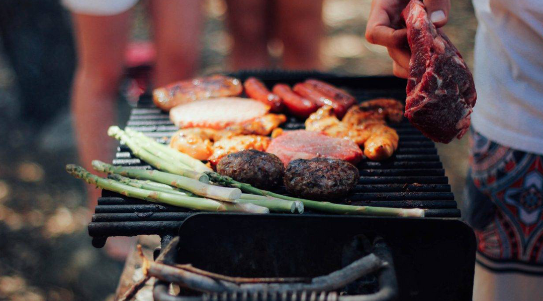 Come pulire la griglia dopo un barbecue tra amici